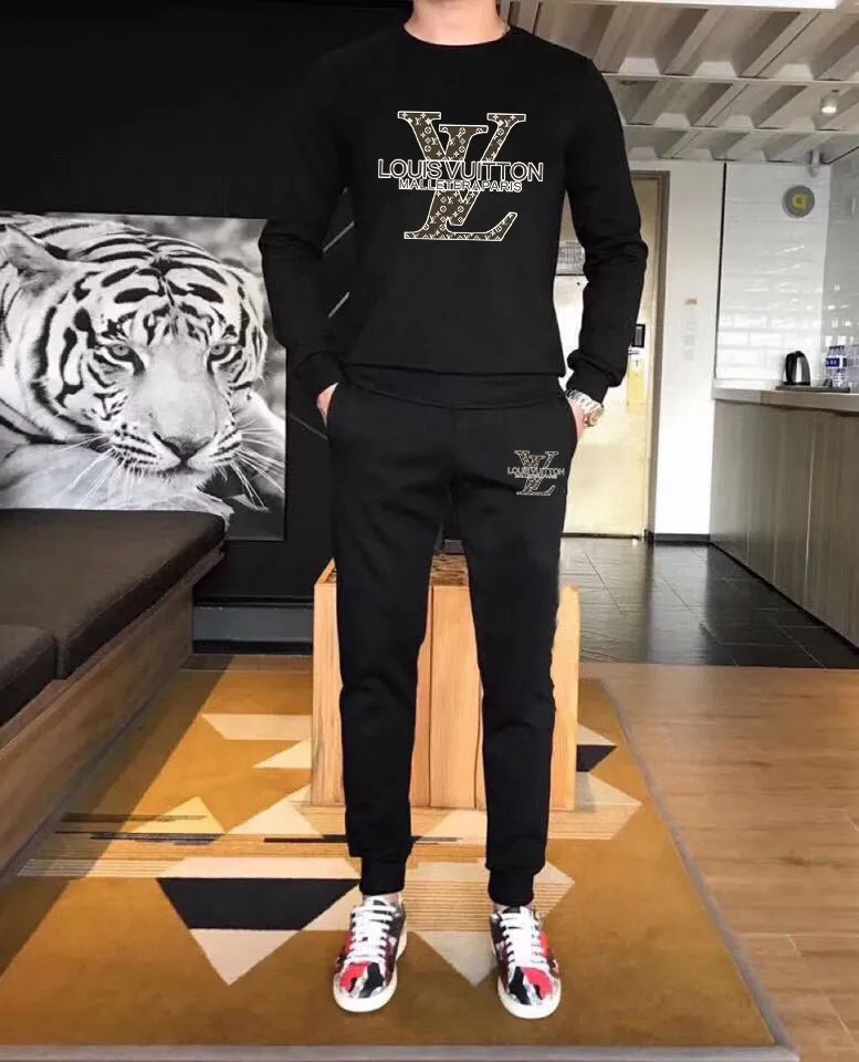 🅿️380 [LV Louis Vuitton] (Fat Man Gospel) hot-selling suit is coming. Focus on the original version of the official website. 2025 new hot-selling sweatshirt suit. The original order is hard to buy🇭🇰. It is the meticulous work of top designers for a fitting and perfect upper body effect. All-natural high-quality Roman cotton 100%, close-fitting comfort, noble and elegant! Original hardware embodies elegance and nobility! Counter size: M-5XL (maximum wear up to 220 pounds)
